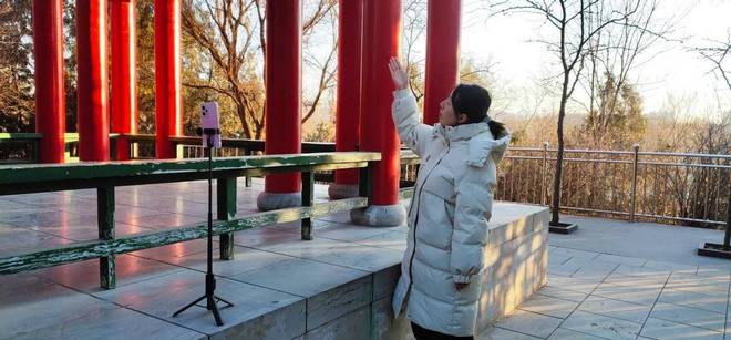 自拍杆三脚架一键变焦记录美好瞬间！K8凯发国际小米变焦支架自拍杆2(图3)